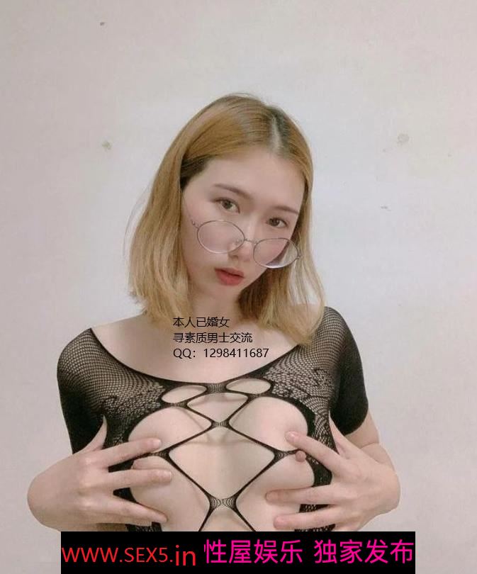 公司女白领，沙发上主动插喷给你看，戴着眼镜看起来反差感十足[11P]