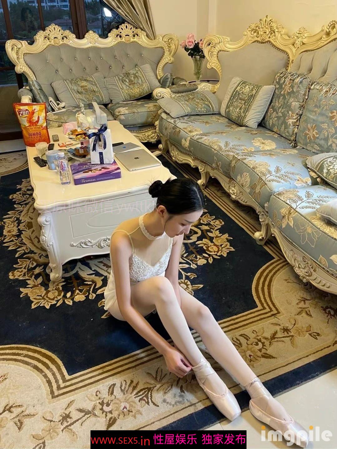 绿帽小娇妻❤️新婚娇妻 白天是做平面模特的女神 晚上是绿帽老公和单男眼中的小母狗