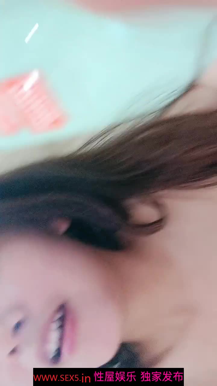 纯情的高中学妹，真实感很强全程露脸听狼友指挥调教，互动撩骚揉奶玩逼看特写，撅着屁股让狼友草精彩刺激