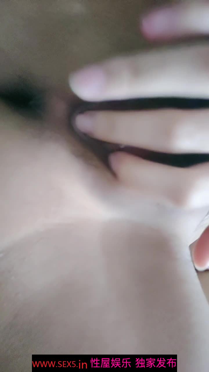 极品萌妹子深夜撩骚，坚挺的大奶子好性感，跟狼友互动听指挥掰开逼逼自慰小豆豆呻吟，精彩不要错过，秒硬