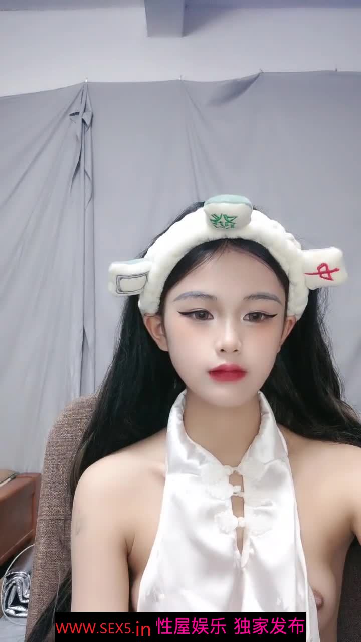 卡哇伊呆萌美少女！娇小身材贫乳！脱光光抬脚看穴，穿上开档黑丝袜，翘起屁股摇摆，摆弄各种姿势